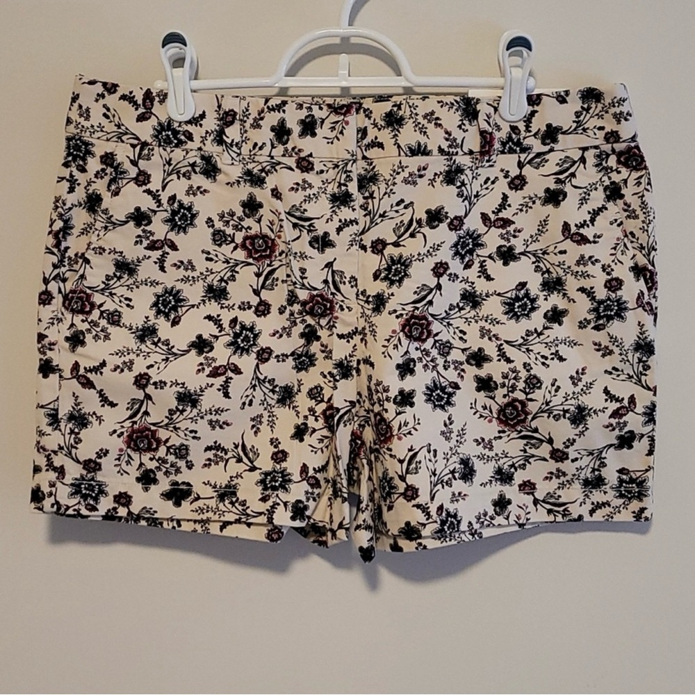 LOFT Shorts Women Chino 6White Floral Dark Flowers Vines Cottagecore Preppy‎